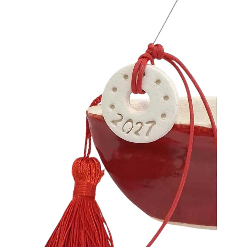 Γουρι 2027 χειροποιητο κεραμικο stoneware κοκκινη βαρκα με σημαιακια πρασινα κοκκινα μικρη 12x16cm 2027-RZ40-935